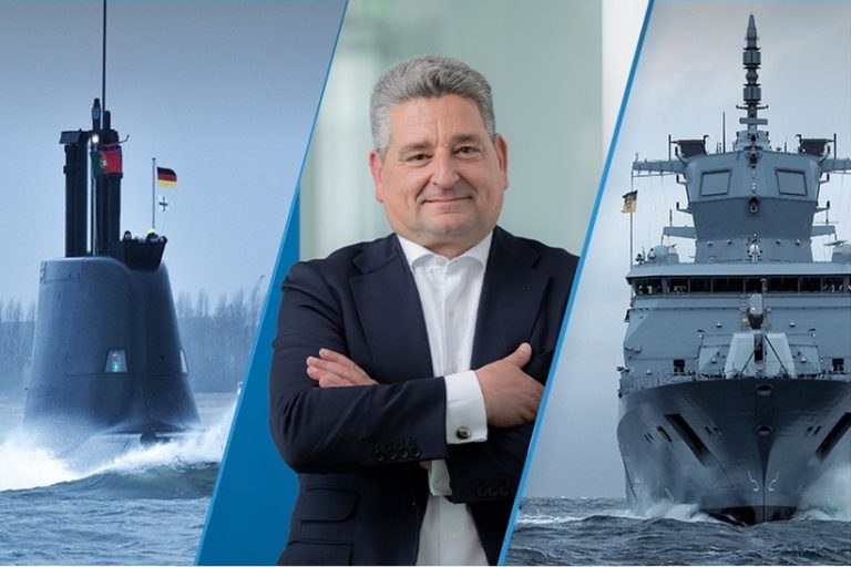 TKMS-Miguel-Lopez Das Bild zeigt eine Collage aus drei Bestandteilen: links und rechts sind Seefahrzeuge von Thyssenkrupp Marine Systems (TKMS) zu sehen, in der Mittel Miguel Lopez, Vorstandsvorsitzender von Thysenkrupp