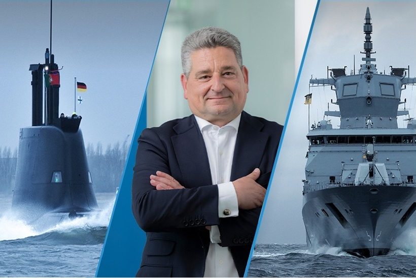 Das Bild zeigt eine Collage aus drei Bestandteilen: links und rechts sind Seefahrzeuge von Thyssenkrupp Marine Systems (TKMS) zu sehen, in der Mittel Miguel Lopez, Vorstandsvorsitzender von Thysenkrupp