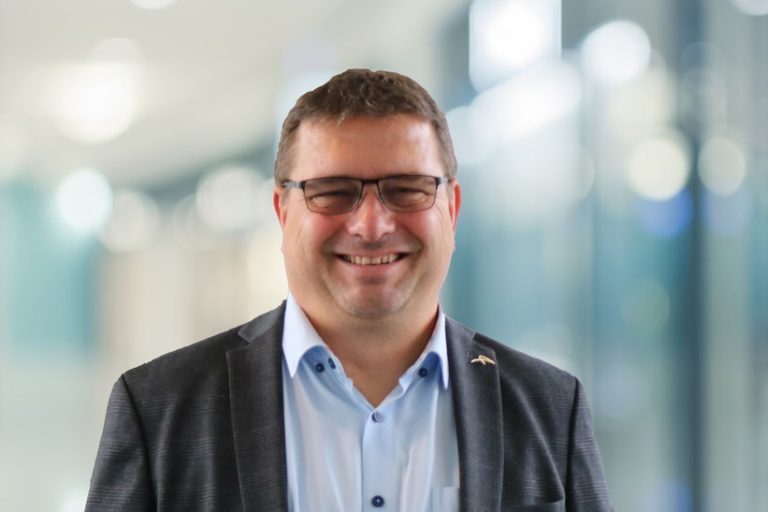 Thoralf Winkel-elwynn-AM Das Bild zeigt ein Porträt von Thoralf Winkel, der als CEO dei Führung von ArcelorMittal Hamburg übernimmt.