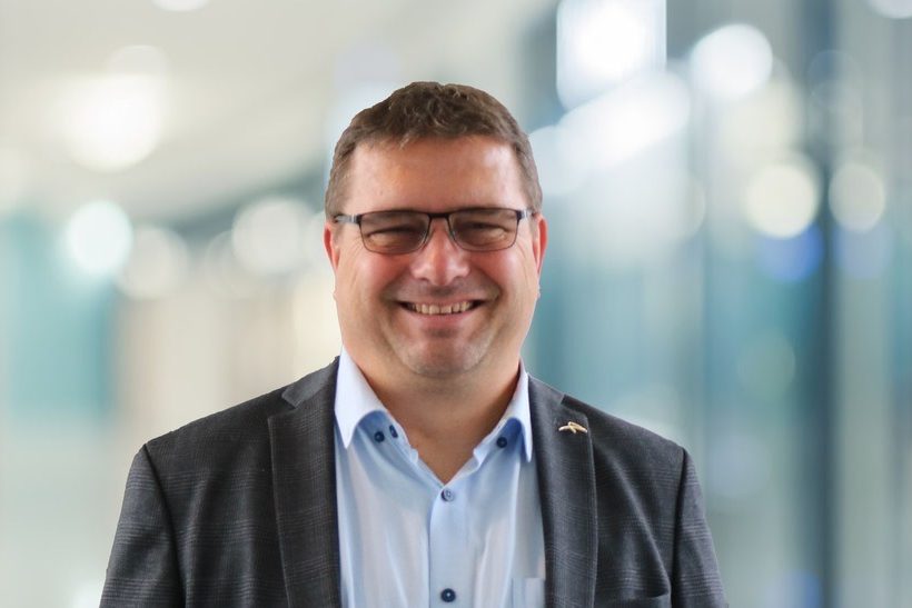 Das Bild zeigt ein Porträt von Thoralf Winkel, der als CEO dei Führung von ArcelorMittal Hamburg übernimmt.