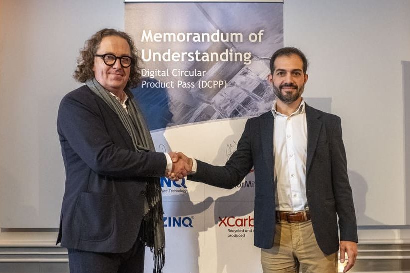 André Monteiro, Leiter von ArcelorMittal Steligence® Engineering, und Lars Baumgürtel, geschäftsführender Gesellschafter der ZINQ Gruppe, besiegeln ihre strategische Partnerschaft zur Förderung CO2-reduzierter Stahlbauprodukte und Entwicklung eines digitalen zirkulären Produktpasses.