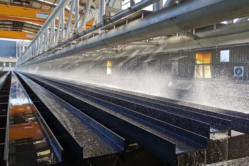 Das Mittelstahlwalzwerk von CELSA Barcelona produziert eine Vielzahl von Langprodukten, darunter Träger, Winkel und U-Profile.