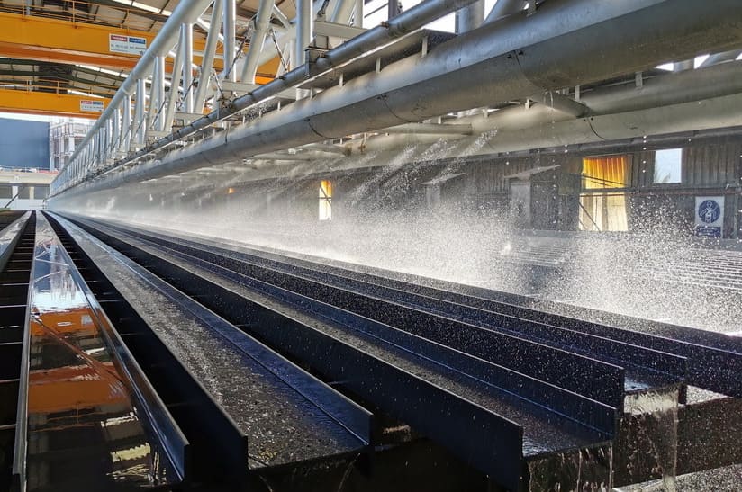 Mittelstahlwalzwerk von CELSA Barcelona Das Mittelstahlwalzwerk von CELSA Barcelona produziert eine Vielzahl von Langprodukten, darunter Träger, Winkel und U-Profile.