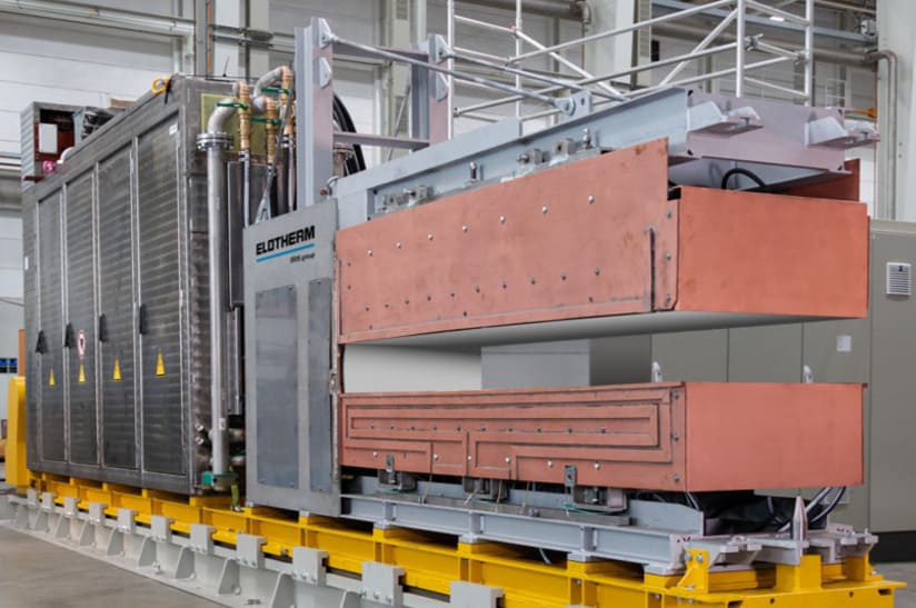 Das neue System für die induktive Erwärmung, das mit Wärmedämmhauben ausgestattet ist, wird vor dem Einlaufbereich der Fertigstraße installiert.