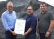 Ausgezeichnete Qualität: Am 5. August nahmen Reiner Hagemann und Philipp Vetter von der Badische Stahl-Nebenprodukte GmbH (BSN) die QUBA-Zertifizierung für die Produkte BEOSALT und BEOSIL entgegen. – V.l.n.r.: Reiner Hagemann (Geschäftsführer BSN), Thomas Fischer (Geschäftsführer Qualitätssicherung Sekundärbaustoffe GmbH), Philipp Vetter (Qualitätssicherung BSN)