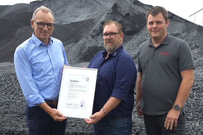 BSW_Uebergabe QUBA_Zertifikat an BSN_BSW_BSN_web Ausgezeichnete Qualität: Am 5. August nahmen Reiner Hagemann und Philipp Vetter von der Badische Stahl-Nebenprodukte GmbH (BSN) die QUBA-Zertifizierung für die Produkte BEOSALT und BEOSIL entgegen. – V.l.n.r.: Reiner Hagemann (Geschäftsführer BSN), Thomas Fischer (Geschäftsführer Qualitätssicherung Sekundärbaustoffe GmbH), Philipp Vetter (Qualitätssicherung BSN)