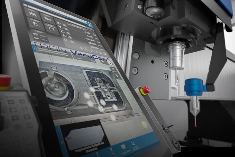 Assistenzsysteme sind wichtig. Maschinenhersteller zeigen auf der EMO Hannover 2025, wie einfach Hochtechnolo- gie zu bedienen sein kann. Bei der Datron next Maschinensteuerung unterstützt eine Kamera, die in der Z-Achse eingebaut ist, den Bediener beim Vermessen. Dieser zieht, wie auf dem Smartphone, einfach die Geometrie auf dem übertragenen Bild mit Ankerpunkten auf.