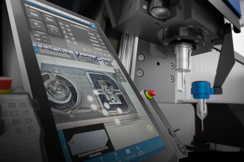 Assistenzsysteme sind wichtig. Maschinenhersteller zeigen auf der EMO Hannover 2025, wie einfach Hochtechnolo- gie zu bedienen sein kann. Bei der Datron next Maschinensteuerung unterstützt eine Kamera, die in der Z-Achse eingebaut ist, den Bediener beim Vermessen. Dieser zieht, wie auf dem Smartphone, einfach die Geometrie auf dem übertragenen Bild mit Ankerpunkten auf.