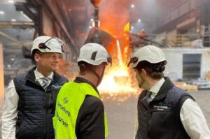 Ein exklusives Interview führte Chefredakteur Torsten Paßmann (Mitte) in die Siempelkamp Giesserei. Die beiden Geschäftsführer Dirk Howe (links) und Dr. Georg Geier gingen im Nachgang auch durch die Produktion.