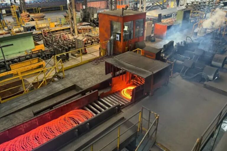 Stahl-Gerlafingen-Drahtwahlzwerk-Upgrade_web 8-Millimeter-Walzdraht verlässt den Windungsleger und läuft auf das Kühlband im neuen Drahtwalzwerk von AFV Beltrame Stahl Gerlafingen auf.