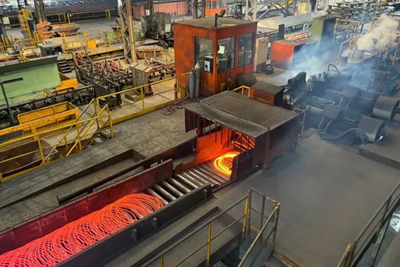 8-Millimeter-Walzdraht verlässt den Windungsleger und läuft auf das Kühlband im neuen Drahtwalzwerk von AFV Beltrame Stahl Gerlafingen auf.