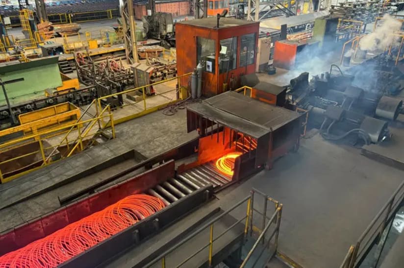 Stahl-Gerlafingen-Drahtwahlzwerk-Upgrade_web 8-Millimeter-Walzdraht verlässt den Windungsleger und läuft auf das Kühlband im neuen Drahtwalzwerk von AFV Beltrame Stahl Gerlafingen auf.