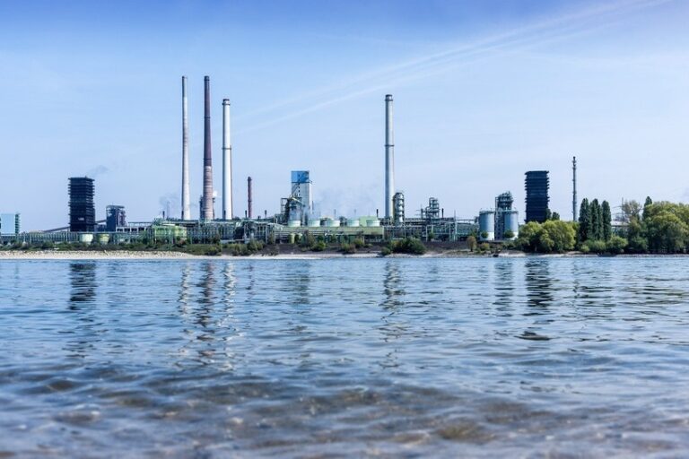 Rheinansicht Thyssenkrupp Steel hat die Verifizierung des Low Emission Steel Standard (LESS) erfolgreich abgeschlossen.