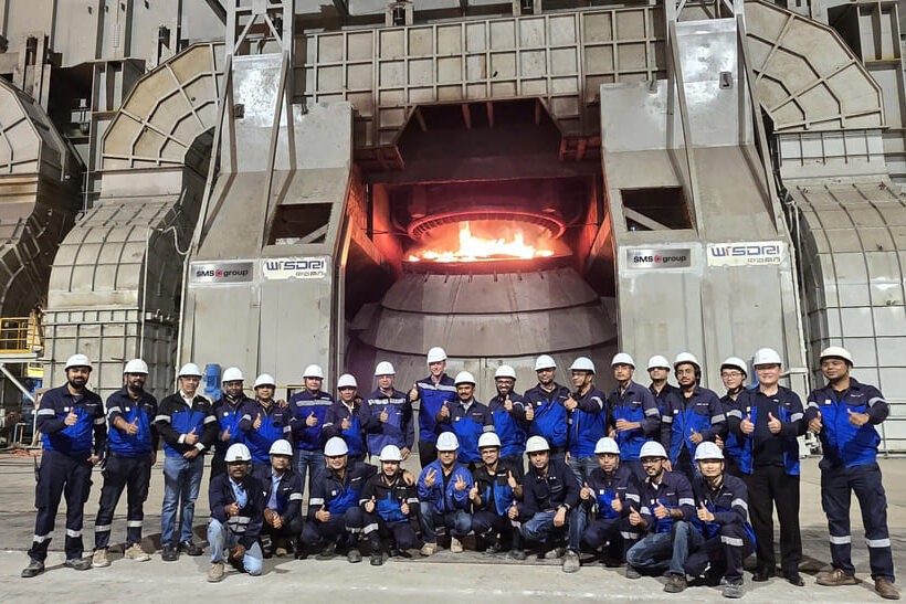 Feier im Stahlwerk von Hoa Phat Dung Quat Steel mit Mitarbeitern von SMS group anlässlich der erfolgreichen Inbetriebnahme des 300-Tonnen-Sauerstoffblaskonverters