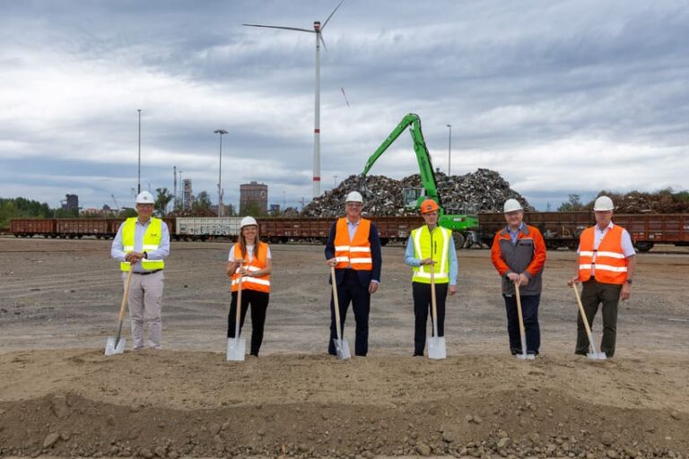 SZAG_Spatenstich_Großschredderanlage_web Spatenstich für neuen Großschredder, v. l.: Hans Boels, Vorsitzender Lybover-Gruppe; Sandrina Sieverdingbeck, Geschäftsführung DEUMU; Gunnar Groebler, Vorstandsvorsitzender Salzgitter AG; Alexander Zinn – Head of Sales Lindemann Germany GmbH; Gerd Baresch, Geschäftsführer Technik Salzgitter Flachstahl GmbH; Uwe Rehren, Geschäftsführer DEUMU