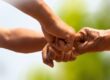 AWT, DGM und VDEh setzen auf Zusammenarbeit im Gemeinschaftsausschuss Werkstofftechnik Stahl-Das Bild zeigt dazu passend, drei Fäuste beim „Fistbump“.
