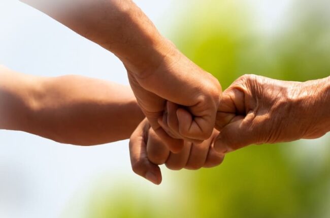 AWT, DGM und VDEh setzen auf Zusammenarbeit im Gemeinschaftsausschuss Werkstofftechnik Stahl-Das Bild zeigt dazu passend, drei Fäuste beim „Fistbump“.