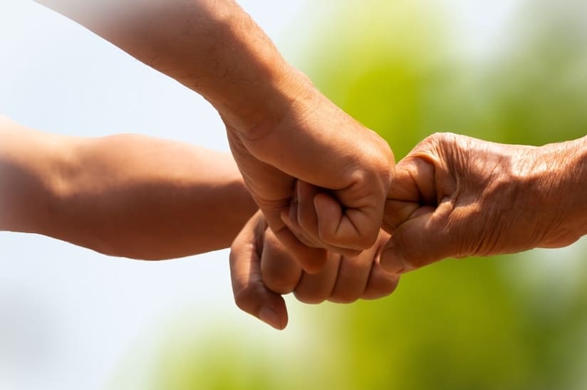 shutterstock_2442804369_web AWT, DGM und VDEh setzen auf Zusammenarbeit im Gemeinschaftsausschuss Werkstofftechnik Stahl-Das Bild zeigt dazu passend, drei Fäuste beim „Fistbump“.