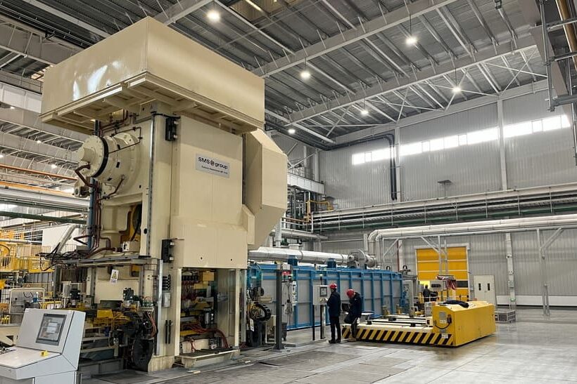 SMS-Gesenkschmiedepresse MP 3150 mit voll automatisiertem Druckplattenwechselwagen