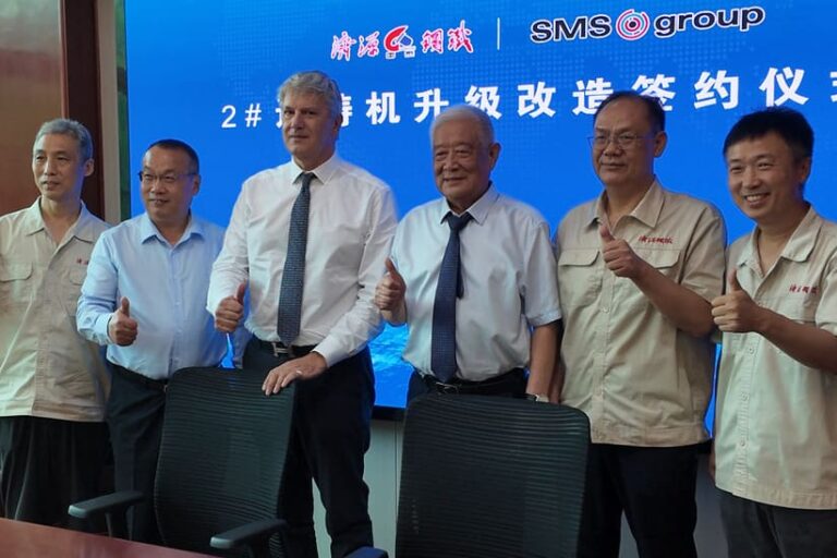 02_Henan-Jiyuan-Iron-and-Steel_251027_web Sie haben die Stranggießanlage‑Modernisierung finalisiert (v.l.n.r.): Tang Tiejun, Project Manager, Jiyuan; Chen Qiwen, General Manager, SMS Concast Shanghai; Pierpaolo Rivetti, Vice President, SMS Concast AG; Li Yutian, Chairman, Jiyuan; Wang Fangjun, General Manager, Jiyuan; Zhao Hongjun, Vice General Manager, Jiyuan