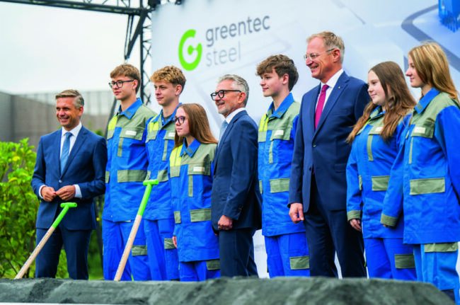 Beim Spatenstich für Hy4Smelt waren auch Azubis beteiligt.