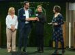 Kai Holzmüller, Direktor Personal und Sarah Lippert, Teamleiterin Marketing und Kommunikation, nehmen für Feralpi Stahl den Sustainable Impact Award 2025 entgegen.