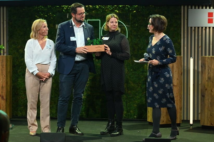 ESF_WiWo_Award_©_Marc-SteffenUnger_web Kai Holzmüller, Direktor Personal und Sarah Lippert, Teamleiterin Marketing und Kommunikation, nehmen für Feralpi Stahl den Sustainable Impact Award 2025 entgegen.