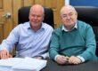 Patrick Connell (KOCKS) und Cristobal Fuentes (NAS) bei der Vertragsunterzeichnung für den  RSB 370++/6