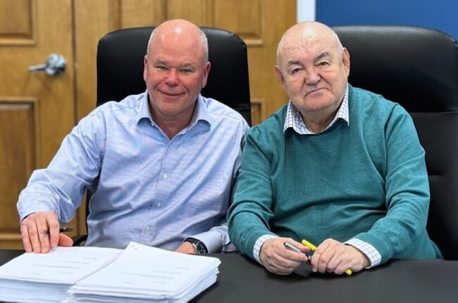 Patrick Connell (KOCKS) und Cristobal Fuentes (NAS) bei der Vertragsunterzeichnung für den  RSB 370++/6