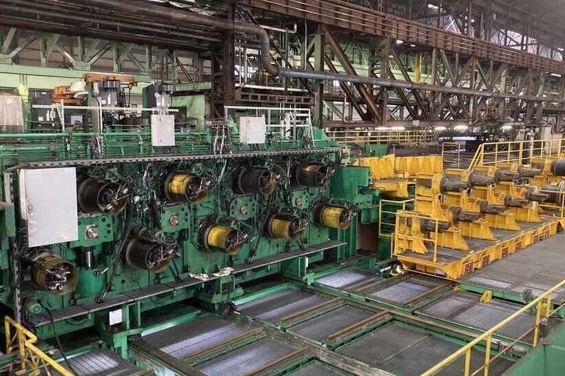 Erfolgreich in Betrieb genommene Richtmaschine CRS 2000-9H im Schwerprofilwalzwerk von Yamato Steel in Himeji, Japan