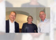 Von links nach rechts: Heinrich Sülzle (Geschäftsführender Gesellschafter der SÜLZLE Gruppe), Christa Roth-Dillenschneider (Gesellschafterin der RH Stahl-Vertriebs GmbH) und Christoph Pauly (Geschäftsführer der RH Stahl-Vertriebs GmbH) bei der Vertragsunterzeichnung.