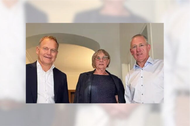 Von links nach rechts: Heinrich Sülzle (Geschäftsführender Gesellschafter der SÜLZLE Gruppe), Christa Roth-Dillenschneider (Gesellschafterin der RH Stahl-Vertriebs GmbH) und Christoph Pauly (Geschäftsführer der RH Stahl-Vertriebs GmbH) bei der Vertragsunterzeichnung.