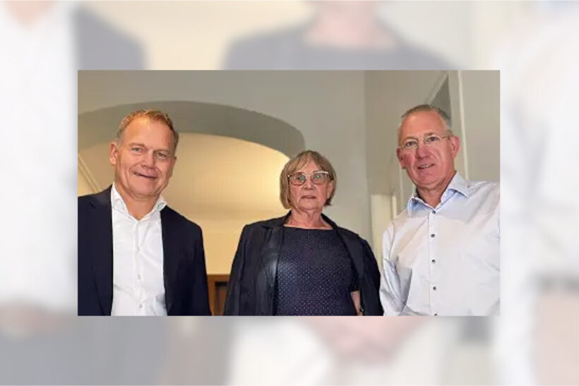 Von links nach rechts: Heinrich Sülzle (Geschäftsführender Gesellschafter der SÜLZLE Gruppe), Christa Roth-Dillenschneider (Gesellschafterin der RH Stahl-Vertriebs GmbH) und Christoph Pauly (Geschäftsführer der RH Stahl-Vertriebs GmbH) bei der Vertragsunterzeichnung.
