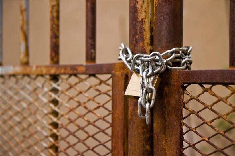 Thyssenkrupp Steel Europe sperrt Thyssenkrupp Electrical Steel in Gelsenkirchen-Schalke zu. Das Bild zeigt ein verrostetest Gitter, das mit einem neuen Schloss abgesperrt ist.