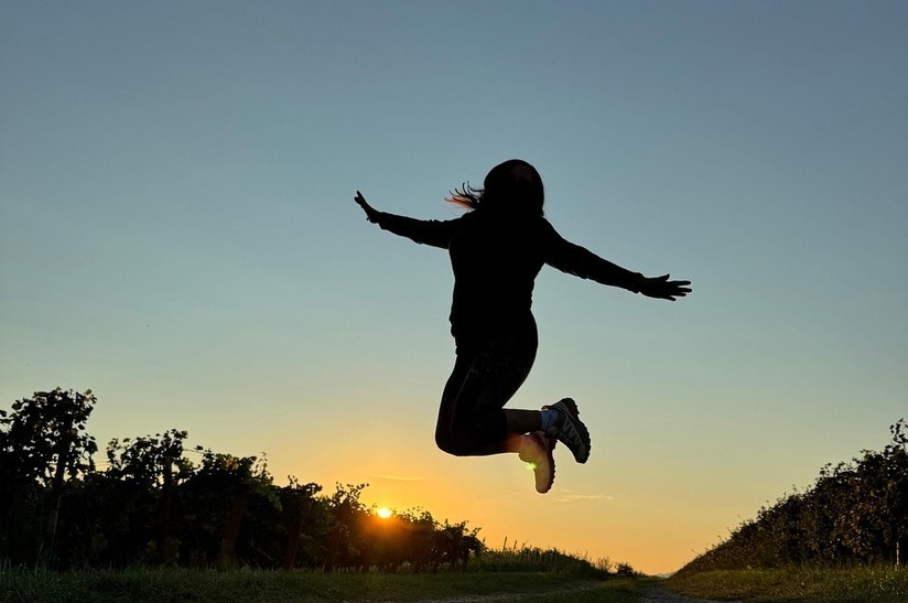 woman-9062425_1280 Ecovadis zeichnet die Saarstahl-Gruppe mit Platin aus. Da kann man schon mal vor Freude und im Gegenlicht in die Luft springen.