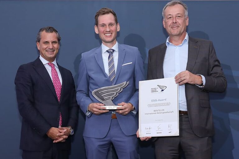 ALC-Award Salzburg_web Nachhaltiges Handeln wird ausgezeichnet, beispielsweise beim Austria’s Leading Companies (ALC) Award: Hier Benteler-Vertreter mit der Urkunde für den Bereich Nachhaltigkeit.