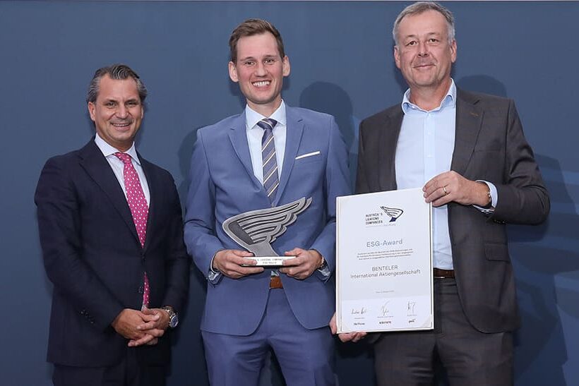Nachhaltiges Handeln wird ausgezeichnet, beispielsweise beim Austria’s Leading Companies (ALC) Award: Hier Benteler-Vertreter mit der Urkunde für den Bereich Nachhaltigkeit.