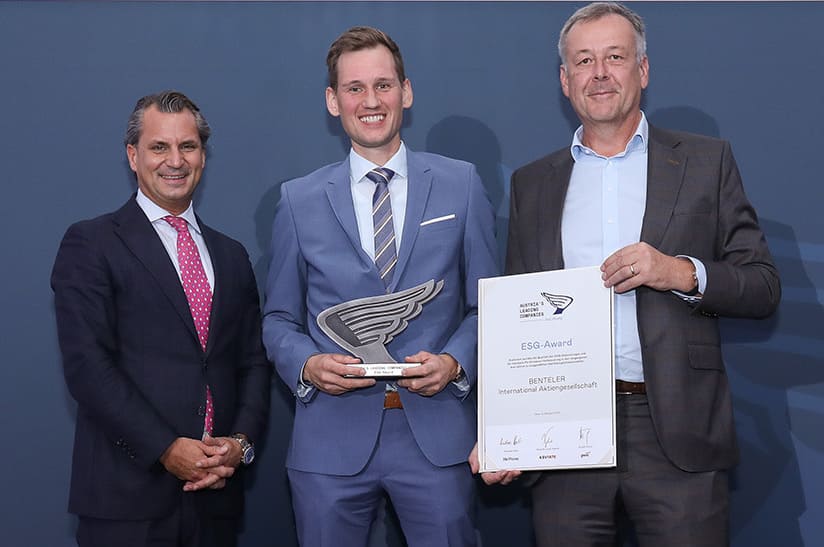 ALC-Award Salzburg_web Nachhaltiges Handeln wird ausgezeichnet, beispielsweise beim Austria’s Leading Companies (ALC) Award: Hier Benteler-Vertreter mit der Urkunde für den Bereich Nachhaltigkeit.