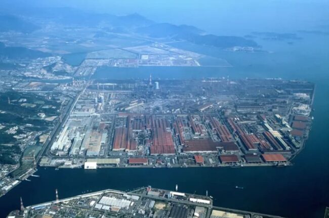 Vogelperspektive auf das Werk von JFE Steel im Bezirk Fukuyama, Japan