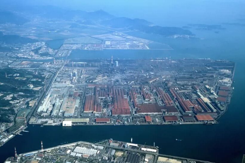 Vogelperspektive auf das Werk von JFE Steel im Bezirk Fukuyama, Japan