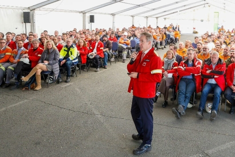 Dr. Alexander Becker bei der 1. Betriebsversammlung der Buderus Edelstahl GmbH