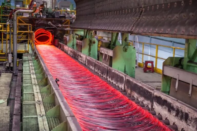 Primetals-Technologies-steel-rod-mill-HBIS-Shijiazhuang-Iron-Steel_web EMSTEEL erweitert im Rahmen seines „Asset Enhancement Programme“ die Produktionskapazitäten für hochwertige Produkte. Das Bild zeigt heißen Walzdraht, der den Morgan Hochgeschwindigkeits-Wicklungskopf verlässt und beim Durchlaufen des Morgan Stelmor Kühlfließbands abkühlt.