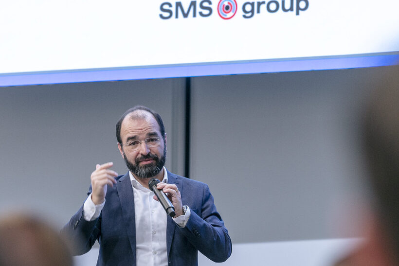 Thiago Turchetti Maia, Executive Vice President Automation, Digital & Service Solutions, präsentiert den X-Pact Digital Hub beim Go to Market Event am SMS-Campus — ein zentrales Software-Ökosystem zur Vernetzung von über 300 Anwendungen und zur Beschleunigung der Transformation hin zur vollautonomen, produktiveren und nachhaltigeren Metallproduktion