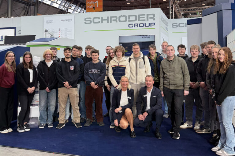 schröder-group_blechexpo-2025_web Nach einem erfolgreichen Messeauftritt freuten sich Sabrina und Markus Hibler (Geschäftsführer Hans Schröder Maschinenbau) über den Besuch der Auszubildenden der Schröder Group auf der Blechexpo.