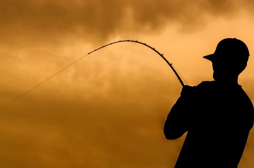 Das Bild zeigt einen Angler im Gegenlicht. Das Motiv soielt darauf an, dass sich Saarstahl den Langstahlhersteller FNsteel geangelt hat.